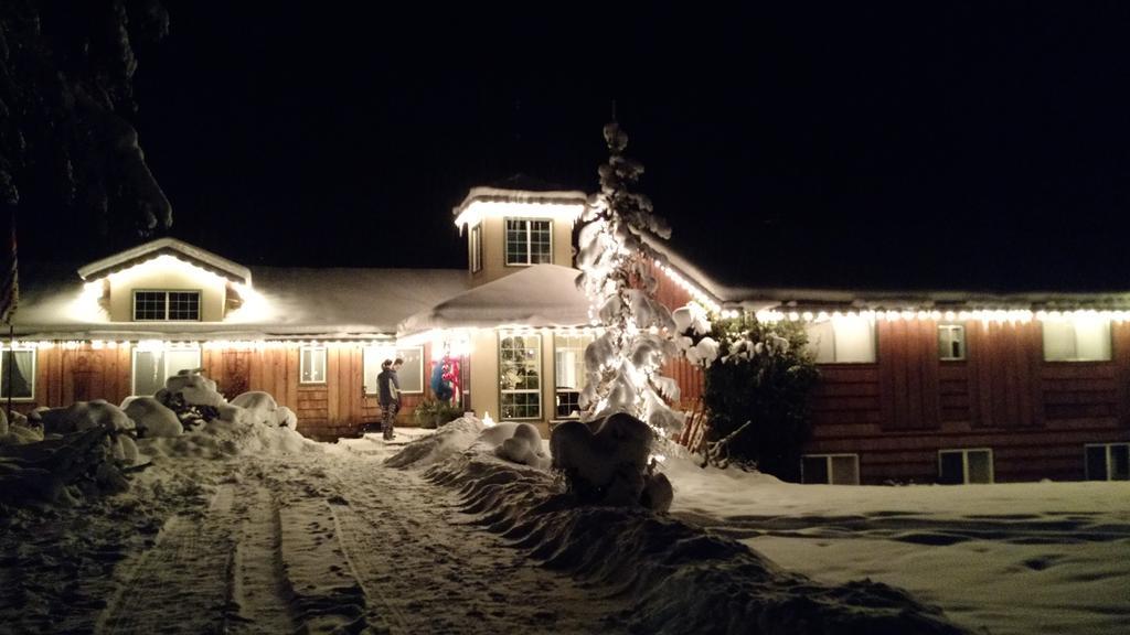 Mulvehill Creek Wilderness Inn And Wedding Chapel Ревелстоук Екстериор снимка