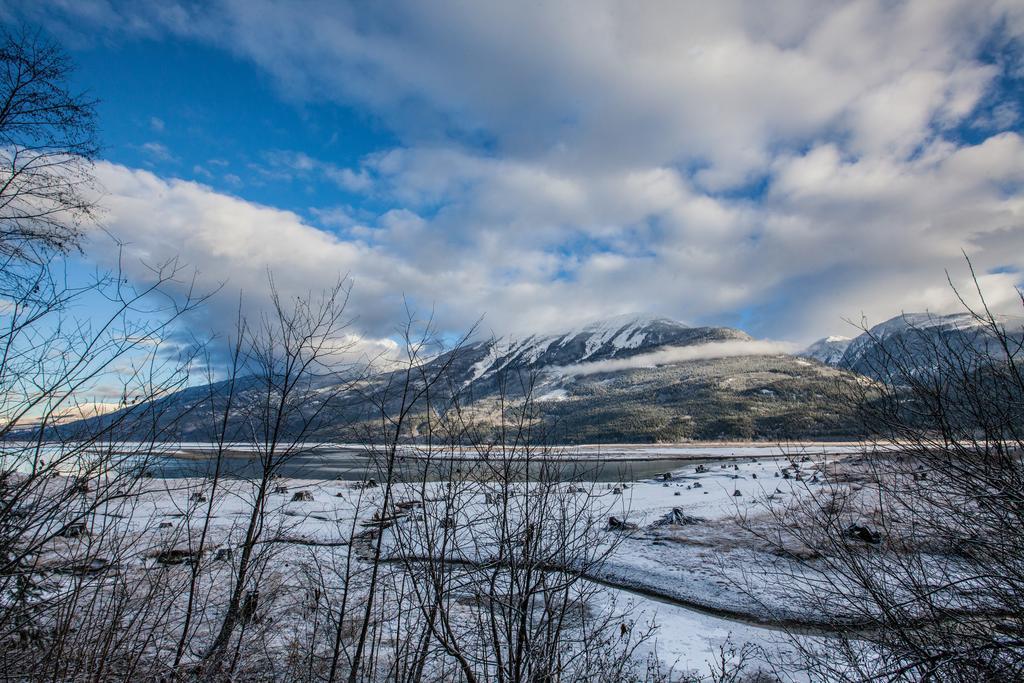 Mulvehill Creek Wilderness Inn And Wedding Chapel Ревелстоук Екстериор снимка