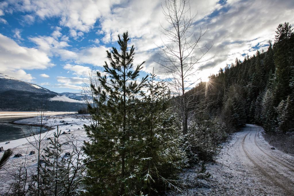 Mulvehill Creek Wilderness Inn And Wedding Chapel Ревелстоук Екстериор снимка
