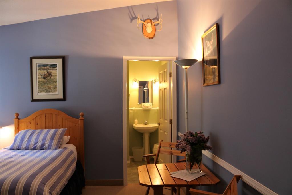 Mulvehill Creek Wilderness Inn And Wedding Chapel Ревелстоук Стая снимка
