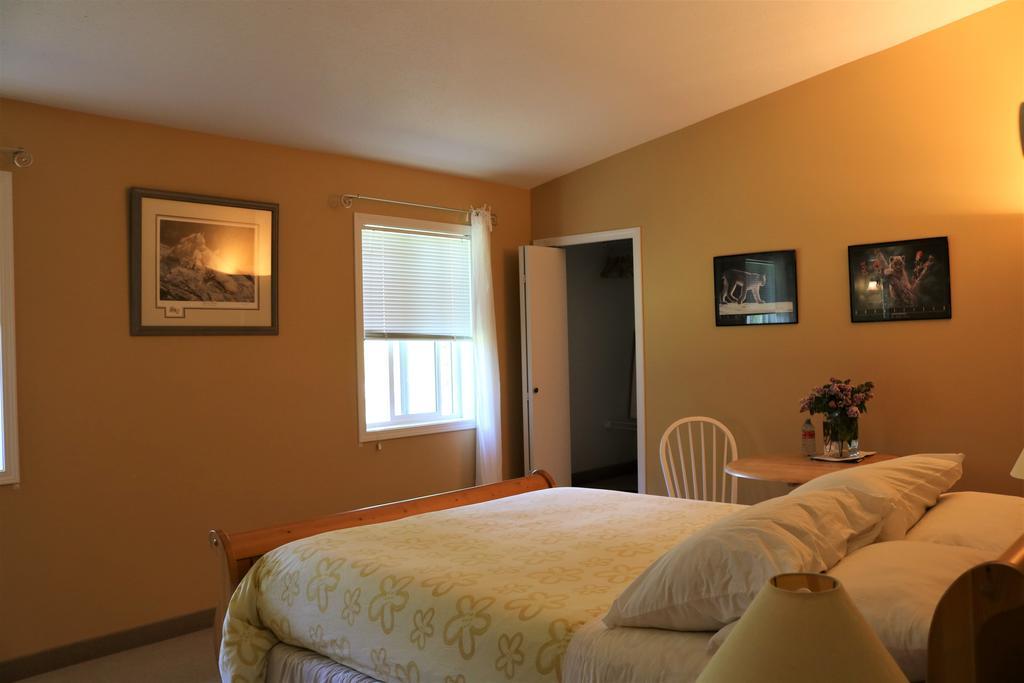 Mulvehill Creek Wilderness Inn And Wedding Chapel Ревелстоук Екстериор снимка