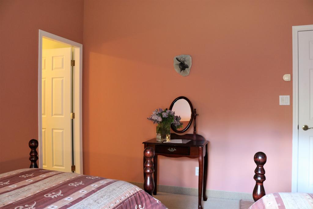 Mulvehill Creek Wilderness Inn And Wedding Chapel Ревелстоук Екстериор снимка