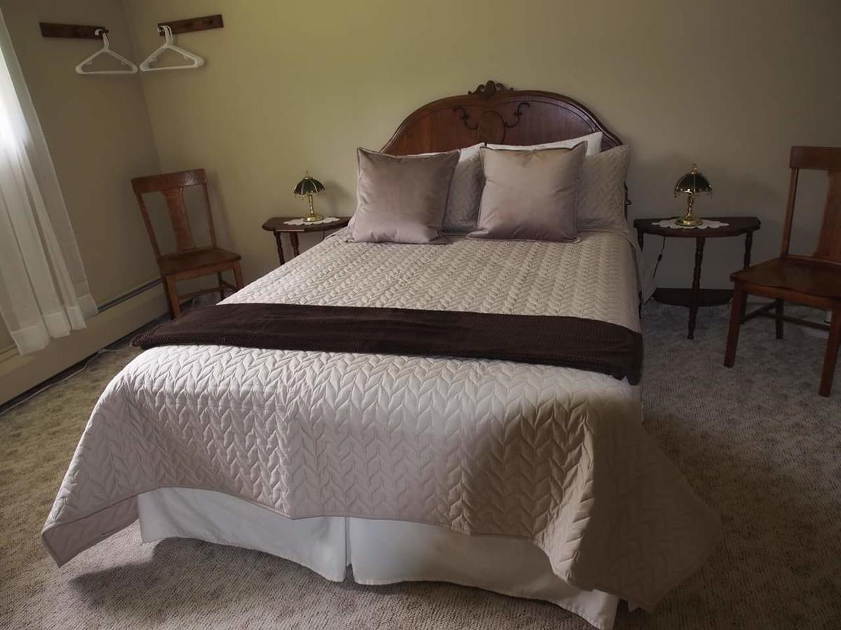 Mulvehill Creek Wilderness Inn And Wedding Chapel Ревелстоук Екстериор снимка