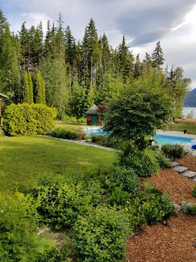Mulvehill Creek Wilderness Inn And Wedding Chapel Ревелстоук Екстериор снимка