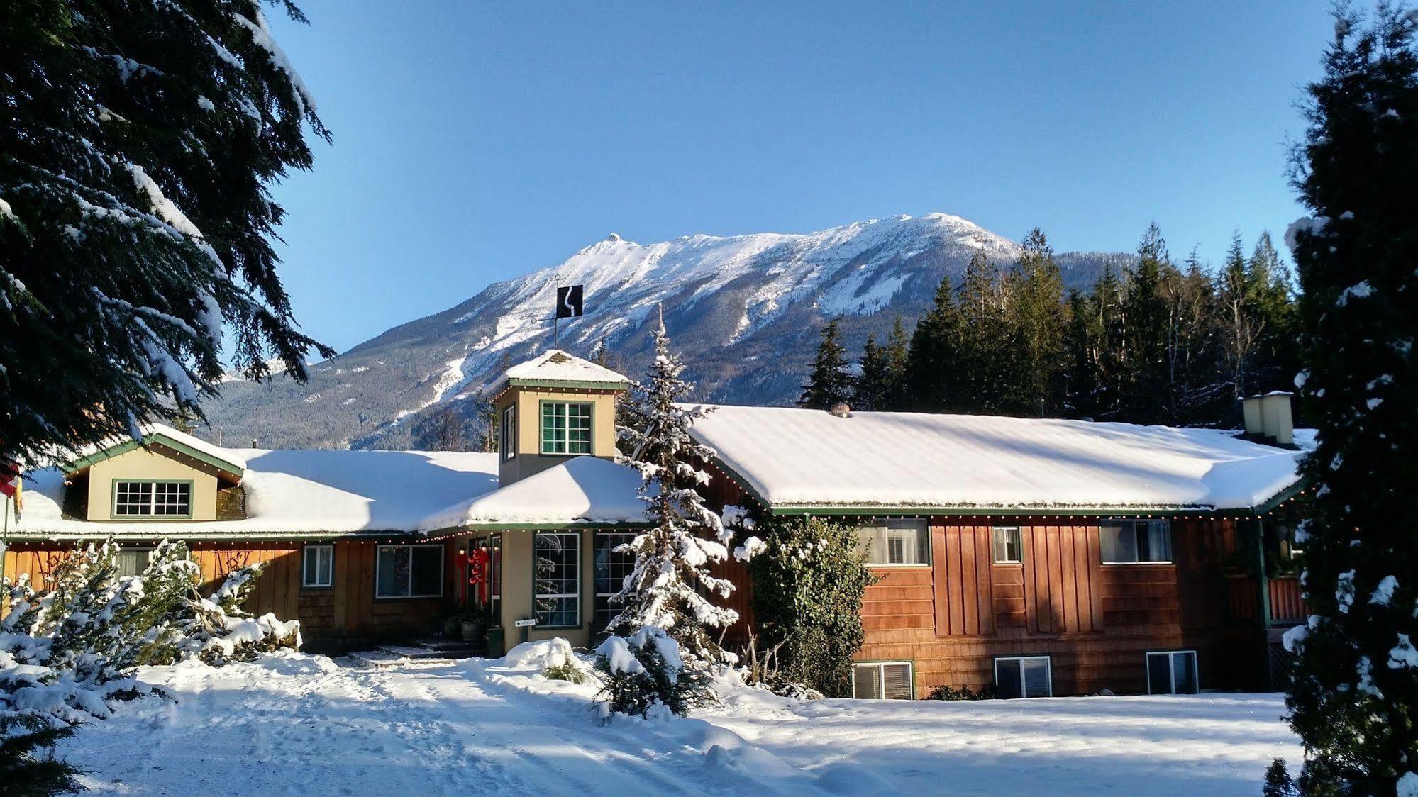 Mulvehill Creek Wilderness Inn And Wedding Chapel Ревелстоук Екстериор снимка