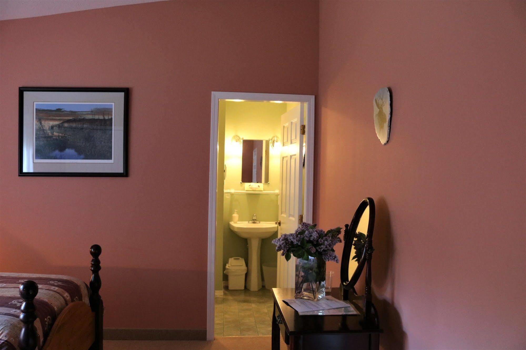 Mulvehill Creek Wilderness Inn And Wedding Chapel Ревелстоук Екстериор снимка