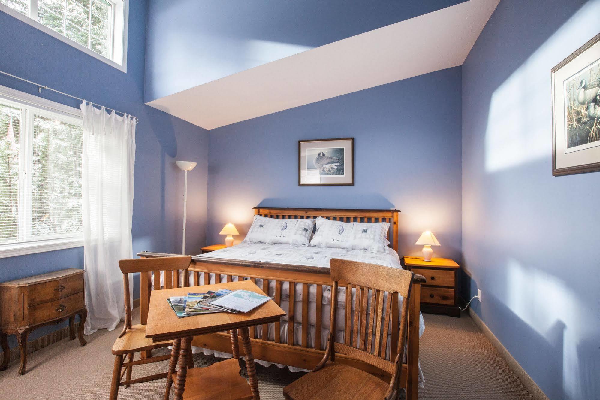Mulvehill Creek Wilderness Inn And Wedding Chapel Ревелстоук Екстериор снимка