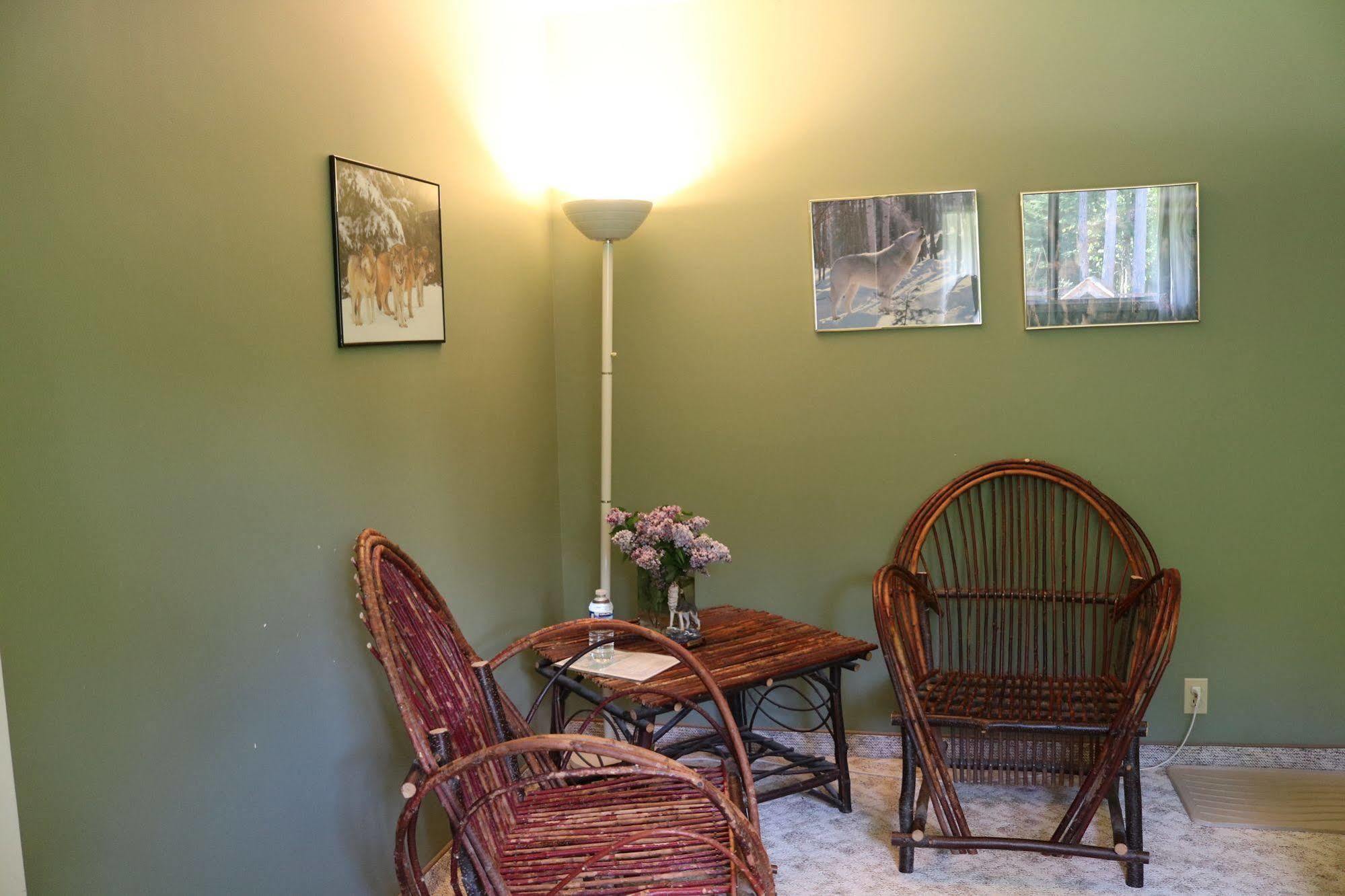 Mulvehill Creek Wilderness Inn And Wedding Chapel Ревелстоук Екстериор снимка