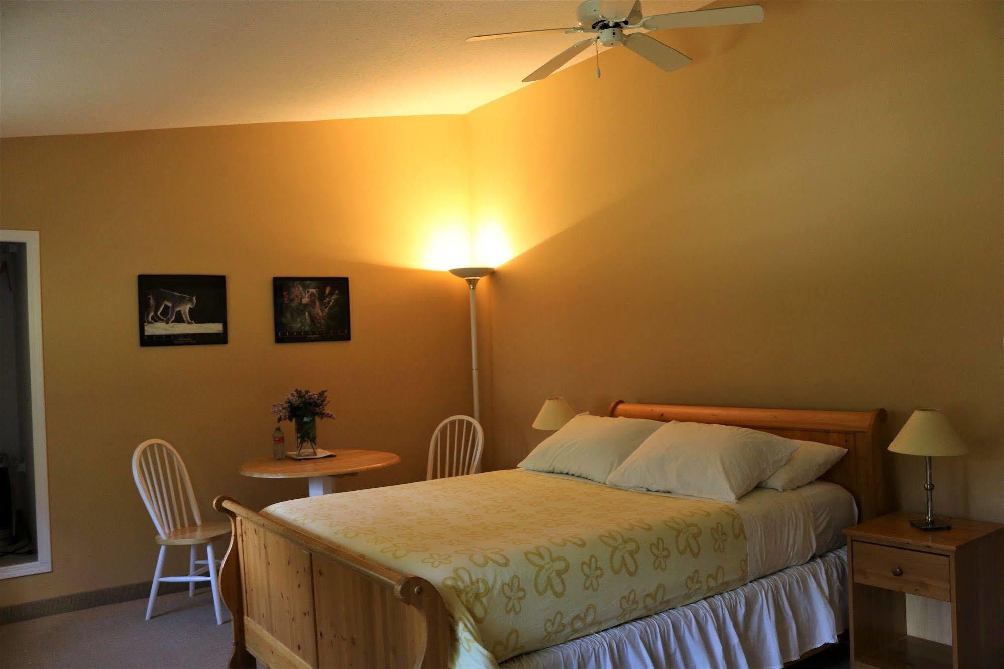 Mulvehill Creek Wilderness Inn And Wedding Chapel Ревелстоук Екстериор снимка