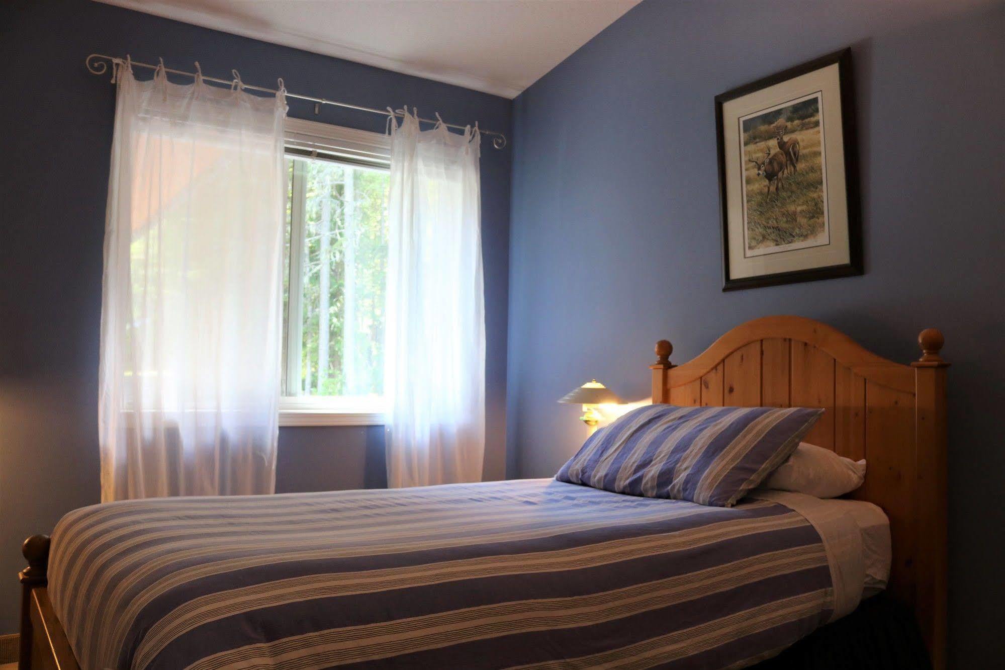 Mulvehill Creek Wilderness Inn And Wedding Chapel Ревелстоук Екстериор снимка