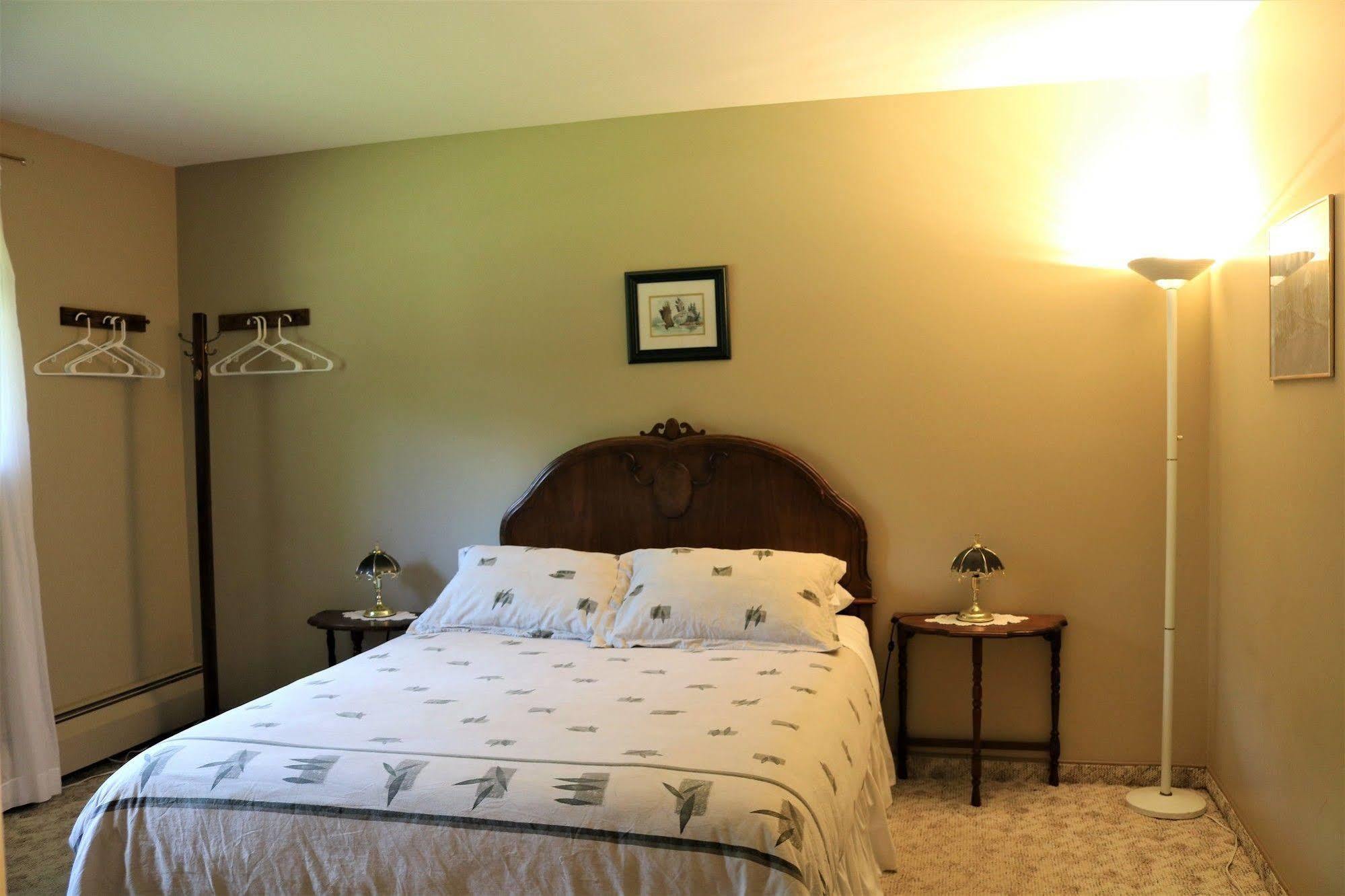Mulvehill Creek Wilderness Inn And Wedding Chapel Ревелстоук Екстериор снимка