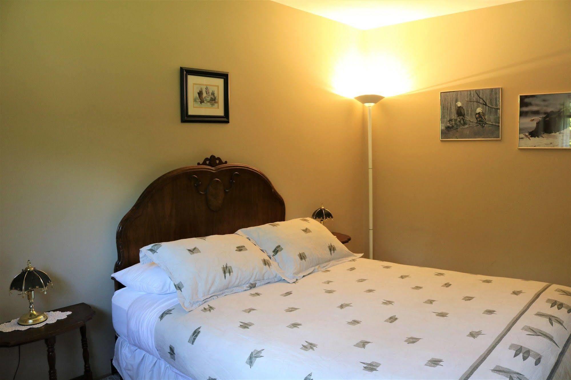 Mulvehill Creek Wilderness Inn And Wedding Chapel Ревелстоук Екстериор снимка
