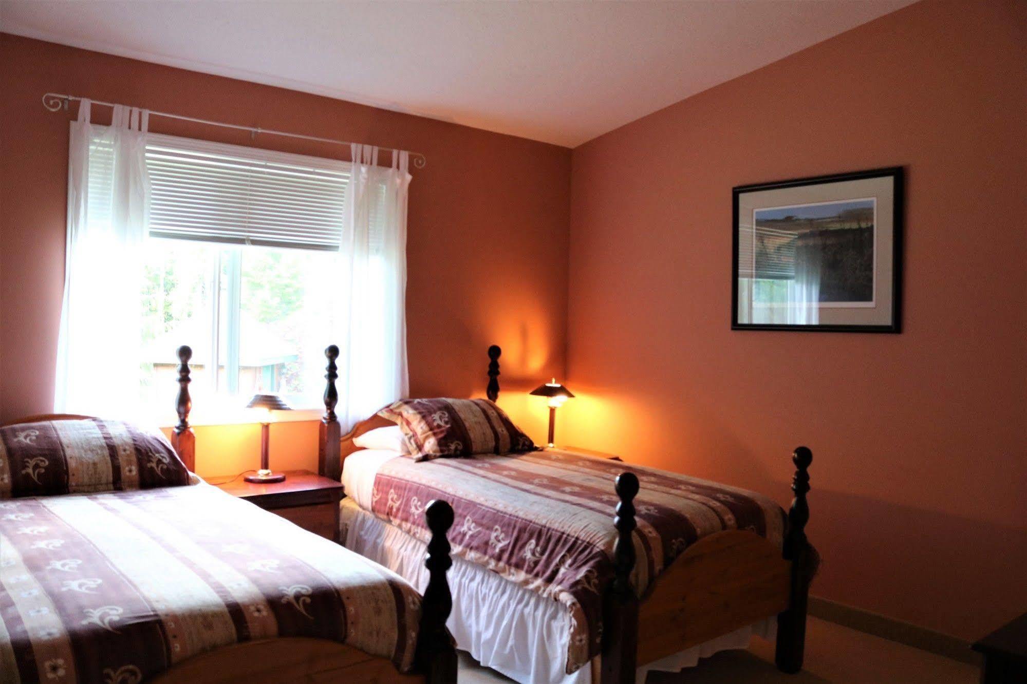 Mulvehill Creek Wilderness Inn And Wedding Chapel Ревелстоук Екстериор снимка