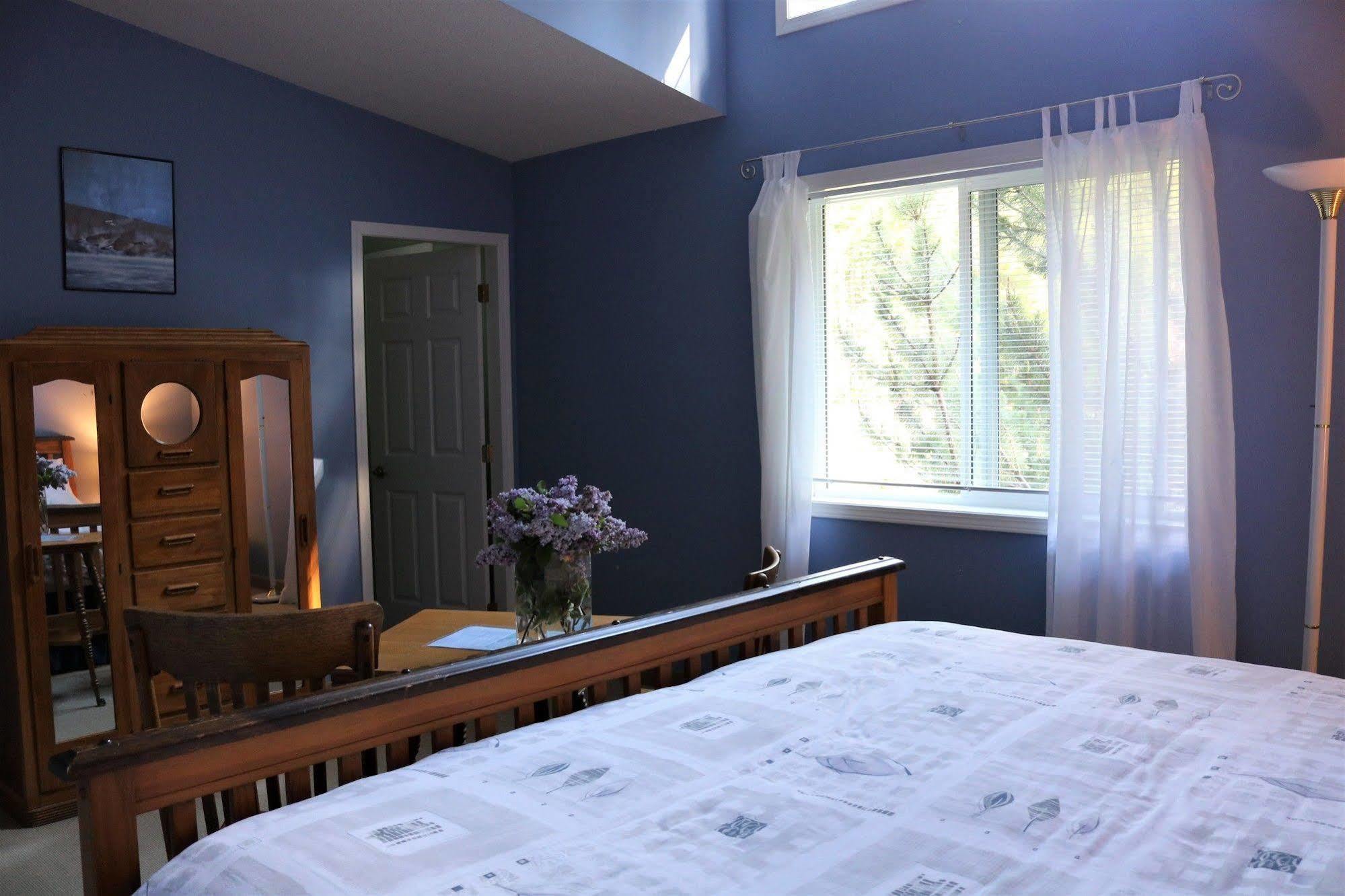 Mulvehill Creek Wilderness Inn And Wedding Chapel Ревелстоук Екстериор снимка