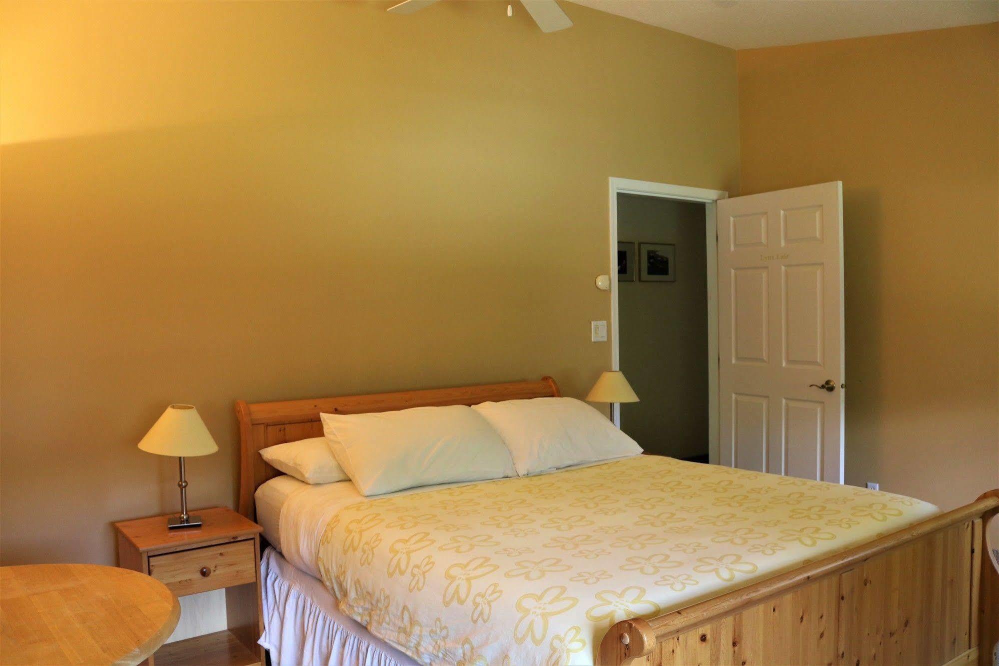 Mulvehill Creek Wilderness Inn And Wedding Chapel Ревелстоук Екстериор снимка